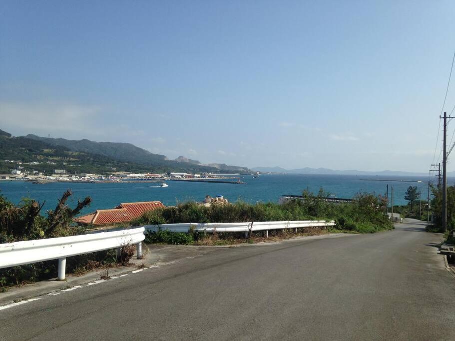 Hébergement de vacances Sesoko Terrace瀬底大橋を渡りすぐ左手に,ビーチへ徒歩5分眺めのいい家 *
